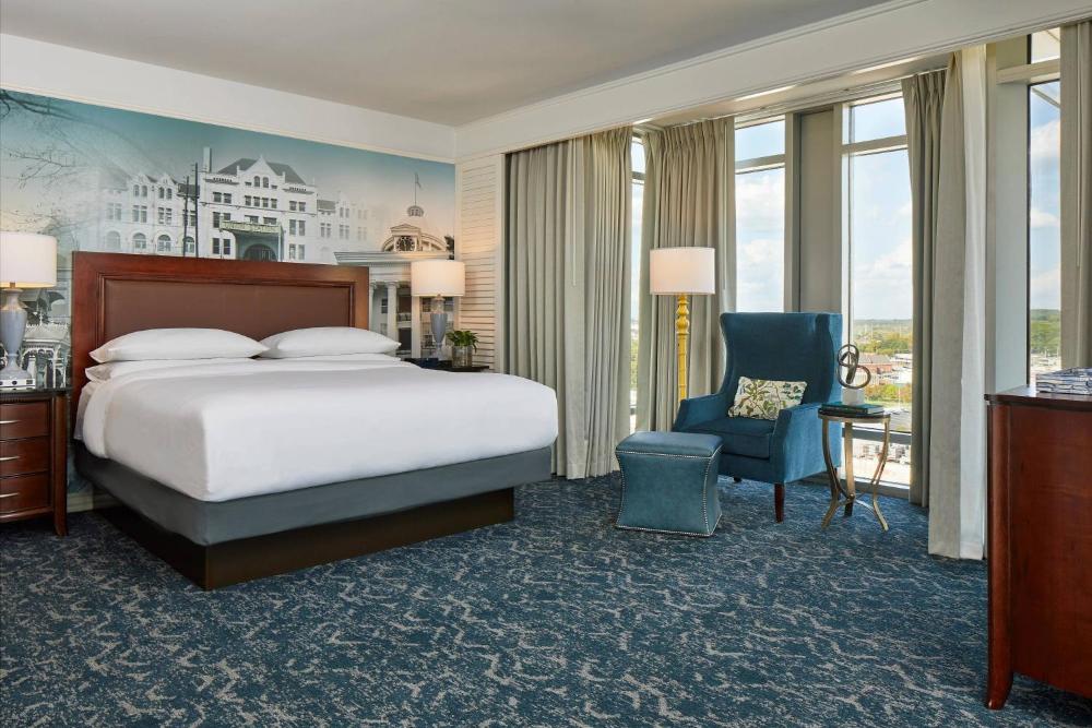 1 Bedroom Executive Suite, 1 King, Sofa bed (Mobility & Hearing Accessible w/ Tub) interior